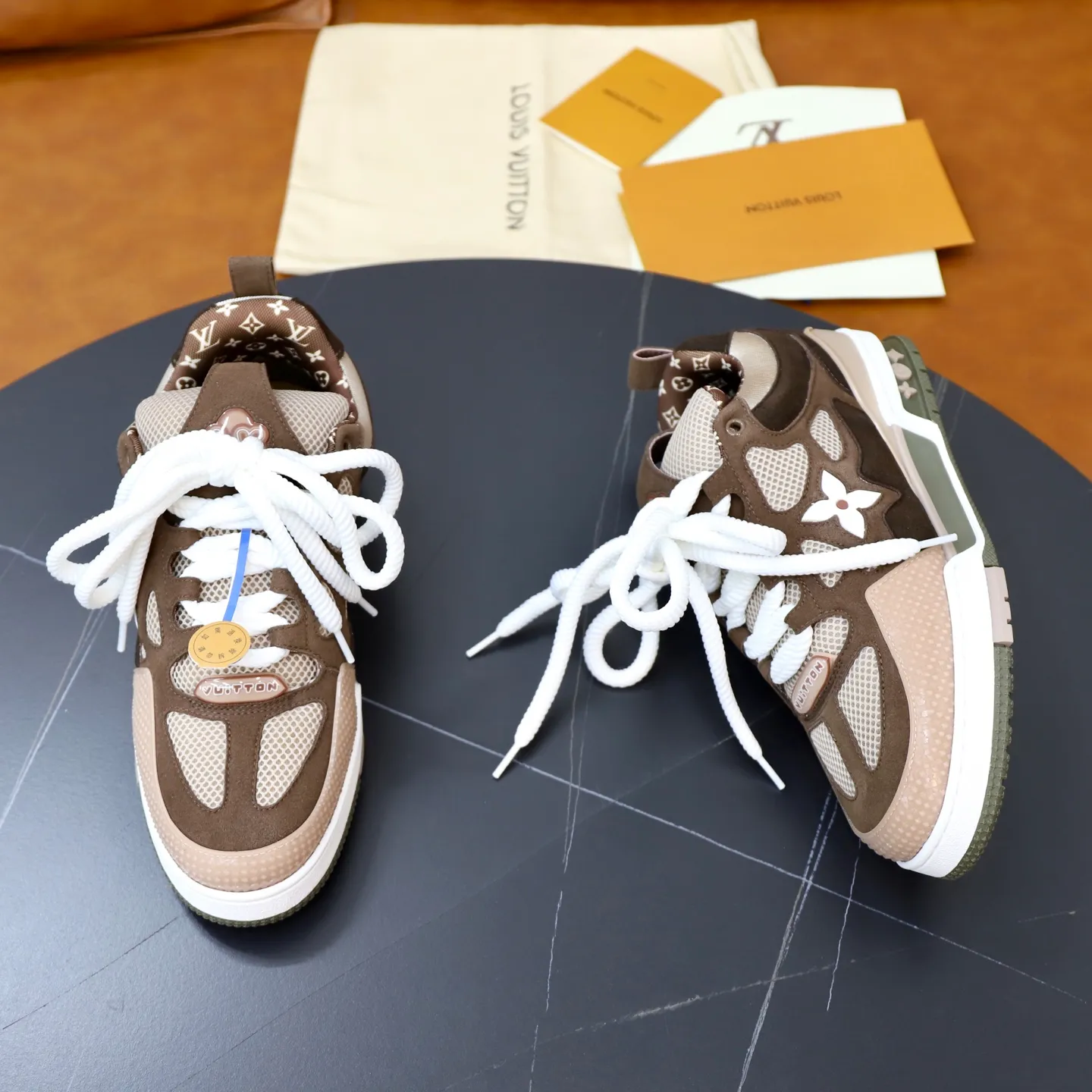 Ex-factory price: 860💰LV Couple👫Louis Vuitton TRAINER sneakers classic Louis Vuitton men's artistic director Virgil Abloh picked inspiration to create this LV Trainer sneaker. Yingze crystal inlays present a colorful effect. VS can be matched with two gorgeous effect colors. The LV letter logo badge on the tongue is gorgeous and noble. The LV letter is decorated on the side. The outsole is decorated with a Monogram flower pattern. It shows the trend of elegance and nobility! Men's and women's models: 35-46